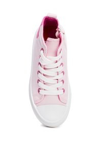 Sneaker in tela rosa con suola in gomma bianca. Presenta lacci e occhielli bianchi, e una fodera interna rosa. Dettaglio con zip al tallone.
