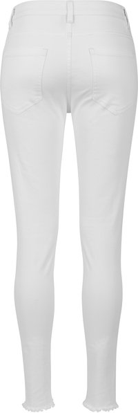 Jeans blancos ajustados de cintura alta, con dobladillos deshilachados y bolsillos traseros clásicos. La tela parece suave y elástica.