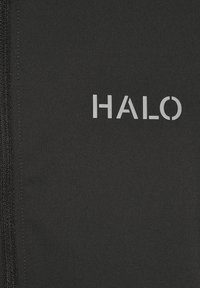 Zwart notitieboekomslag met een verticale, getextureerde rug aan de linkerkant en "HALO" in witte hoofdletters aan de rechterkant gedrukt.