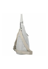 Sac en cuir gris avec une texture lisse, une large bandoulière réglable en beige et une forme triangulaire unique. Accentué par des garnitures en métal.