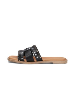 Sandales noires à glissière avec des bretelles croisées brillantes ornées de clous argentés. Semelle plate beige avec un motif texturé pour l'adhérence et le confort.