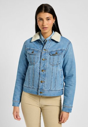 Lichtblauwe denim jas met een sherpa-kraag, knopen voorkant, borstzakken en een getailleerd ontwerp. Bevat zichtbare stiksels en knopjes in goudkleur.