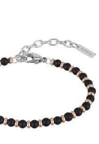 Náramek s alternativními matnými černými a růžovozlatými kulatými korálky, stříbrným karabinkovým zapínáním, nastavitelným řetízkem a kovovým štítkem s vyrytým nápisem "BREIL."