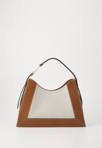 Borsa in pelle marrone con un pannello a rete leggero e testurizzato, forma triangolare e cuciture a contrasto. Presenta un manico nero con accenti argentati.