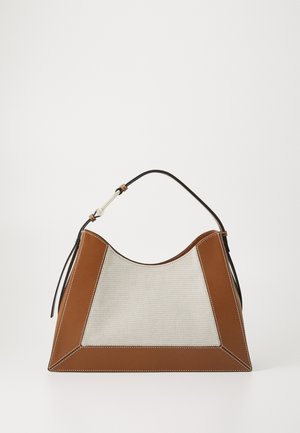 Geantă din piele maro cu un panou din plasă texturată de culoare deschisă, în formă triunghiulară, cu cusături contrastante. Dispune de o mână neagră cu un accent argintiu.