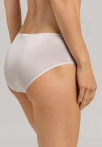 Białe majtki o wysokim stanie, wykonane z gładkiego materiału, z falbaniastego pasa i bezszwowym designem. Widok z tyłu ukazuje ogólny krój i zasłonięcie.
