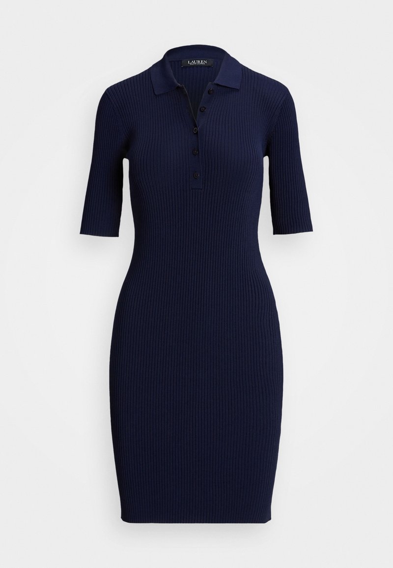 Robe en maille côtelée bleu marine à manches courtes, col polo et patte à cinq boutons, silhouette slim.