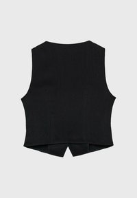 Czarna bezrękawnik o dopasowanym kroju, z gładką fakturą i rozcięciem z tyłu. Minimalistyczna i dopasowana sylwetka.