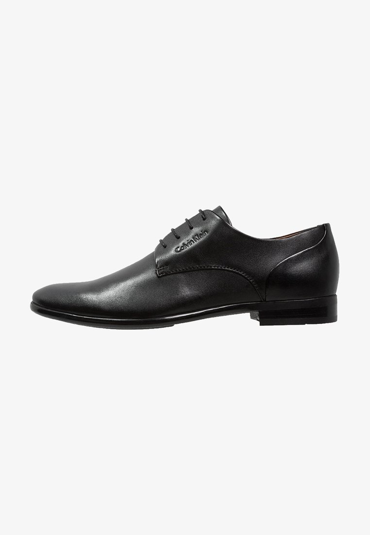 Chaussure habillée pour homme en cuir noir avec lacets, talon bas, et logo Calvin Klein sur le côté, vue de l'extérieur.