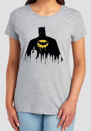 DC COMICS - BATMAN, BATMAN SILHOUETTE OVER CITY - Print T-shirt - mottled light grey