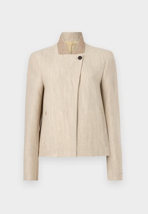 Beige skræddersyet jakke med høj krave, der har en mørkere indvendig foring, asymmetrisk frontlukning med en sort knap og lange ærmer.