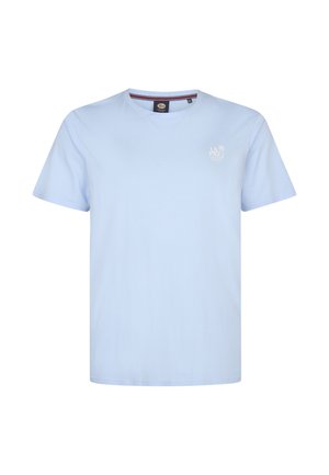 Camiseta de algodón azul claro con cuello redondo clásico, mangas cortas y un pequeño logo blanco "LA PAZ" en la zona izquierda del pecho.