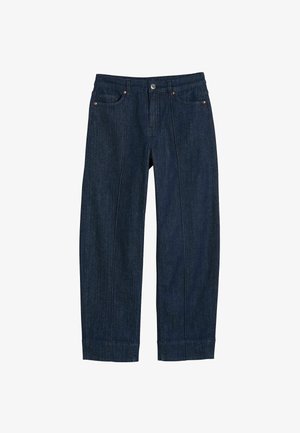 Ciemnoniebieskie dżinsy o prostym kroju, pięć kieszeni oraz widoczne przeszycia. Charakteryzują się mankietem oraz zapięciem na metalowy guzik.