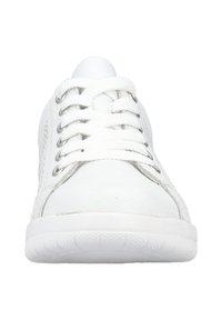 Baskets blanches avec bout rond, design à lacets, cuir texturé, œillets en métal et semelle en caoutchouc. Style minimaliste sans marques visibles.