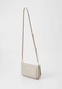 Borsa a tracolla grigia chiara con una texture liscia, forma rettangolare, dettagli in metallo dorato e tracolla regolabile. Design semplice e minimalista.