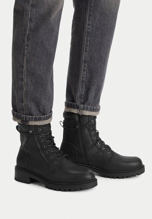 CEO - Botki na platformie