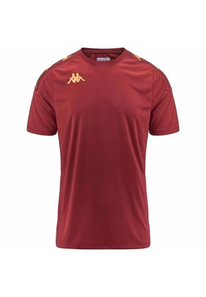 Maglietta sportiva rossa realizzata in tessuto leggero e morbido. Presenta dettagli dorati sulle spalle e un logo sulla parte superiore sinistra. È a maniche corte e con scollo a girocollo.