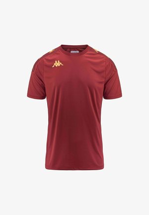 Maillot de sport rouge en tissu lisse et léger. Présente des accents dorés aux épaules et un logo sur le haut à gauche. Manches courtes, col rond.