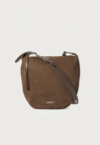 Borsa a tracolla marrone in finta pelle scamosciata con forma curva, tracolla regolabile marrone, chiusura con cerniera e dettaglio logo discreto sulla parte anteriore.