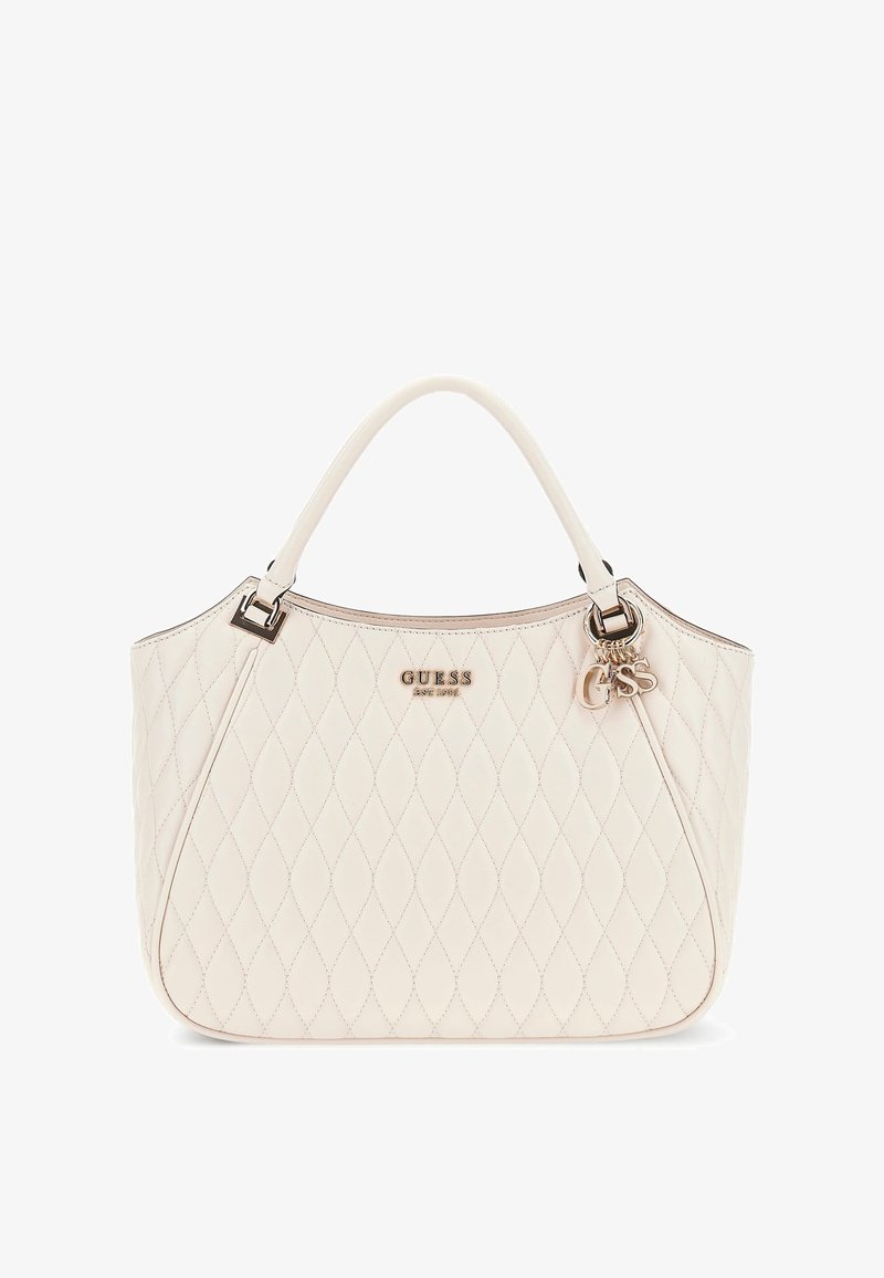 Cremefarbenes, gestepptes Lederhandtasche mit doppelten Griffen, goldenem Guess-Logo und dekorativem goldenen Charme-Schriftzug auf der vorderen rechten Seite.