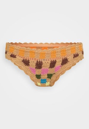 Häkeln-Bikiniunterteil in Beige mit bunten geometrischen Mustern. Verfügt über gewellte Kanten und einen glatten Taillenbund. Strukturierte Oberfläche.