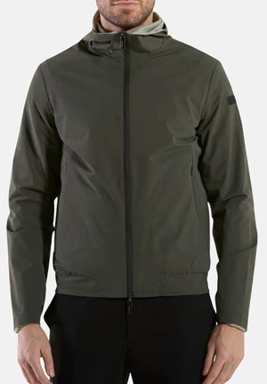 Chaqueta ligera de color verde oliva con cierre de cremallera, capucha, dos bolsillos laterales y un material suave y ligeramente brillante.
