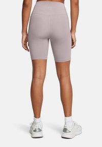 Shorts da bicicletta a vita alta di colore lilla, realizzati in materiale elastico, con una superficie liscia e dettagli di cucitura visibili.