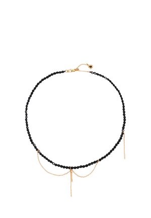 Collar negro de cuentas con acentos de cadena dorada, que incluye pequeñas cadenas colgantes y un charm de cierre en forma de corazón.