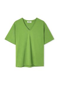 T-shirt verde con scollo a V realizzato in morbido cotone. Maniche corte, vestibilità rilassata e orlo dritto senza motivi o decorazioni visibili.