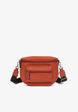Ronde, oranje leren schoudertas met een bovenste ritssluiting, voorvak en een verstelbare band met zwarte accenten. Gladde textuur.