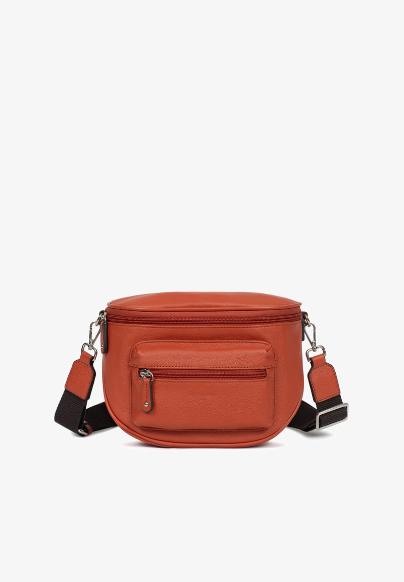 Borsa a tracolla rotonda in pelle arancione con chiusura a zip superiore, tasca anteriore e tracolla regolabile con dettagli neri. Texture liscia.