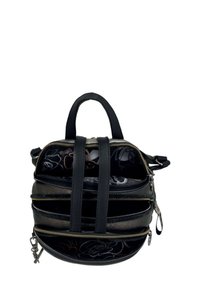 Sac à dos noir à plusieurs compartiments avec un extérieur en cuir texturé, deux poignées supérieures et des accents de zip décoratifs. L'intérieur est orné d'un motif floral.