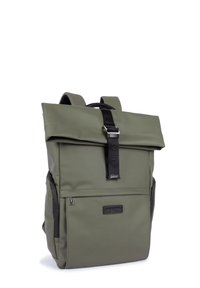 Sac à dos roll-top vert en matériau durable, avec des accents noirs, des bretelles ajustables et une poche avant avec fermeture éclair.