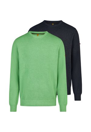 Twee lange mouw crewneck truien opgestapeld, de voorkant lichtgroen en de achterkant donkergrijs, beide gemaakt van een textuurgebreide stof.