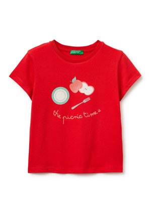 Czerwona koszulka niemowlęca z krótkim rękawem i okrągłym dekoltem, z motywem pikniku przedstawiającym talerz, widelec, jabłko oraz tekst „the picnic time”.