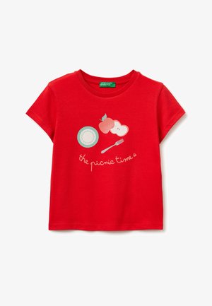 Czerwona koszulka niemowlęca z krótkim rękawem i okrągłym dekoltem, z motywem pikniku przedstawiającym talerz, widelec, jabłko oraz tekst „the picnic time”.