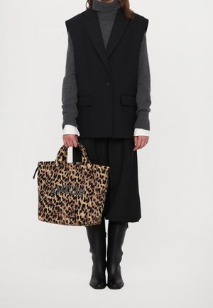 Sac fourre-tout à imprimé léopard avec "AMOUR" brodé en noir. Fabriqué en tissu texturé, avec des poignées robustes et des bottes à talons hauts noires.