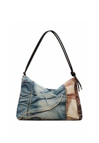 Handtasche im Denim-Muster mit weicher Form, ausgestattet mit einem braunen Ledergriff, sichtbaren Nähten und einer Mischung aus blauen und braunen Texturen.