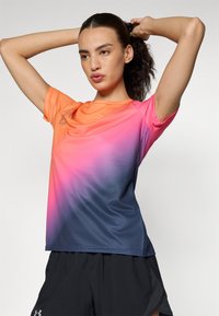 Kortärmad atletisk topp med en gradient från orange till mörkblå, tillverkad av ett lättviktigt material med en subtil logotyp på bröstet.