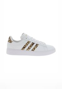 Zapatilla blanca con detalles de estampado de leopardo en el talón y tres rayas. Presenta una parte superior de cuero suave y una suela de goma.