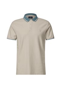 Beige pikétröja med strukturtyg, treknappsknäppning och krage med teal-randiga detaljer. Har en subtil logotyp på bröstet.