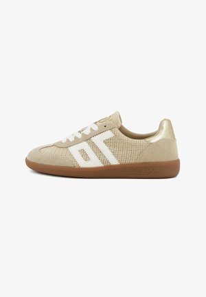 Sneaker beige basso con strisce logo bianche, lacci bianchi, tomaia in mesh e camoscio, dettaglio oro sul tallone e suola in gomma marrone con la scritta "Back 70".