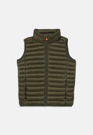 Olijfgroene, doorgestikte mouwloze vest met een ritssluiting aan de voorkant en een hoge kraag, voorzien van een kleine oranje ritsen trekker en een rond logo-embleem.