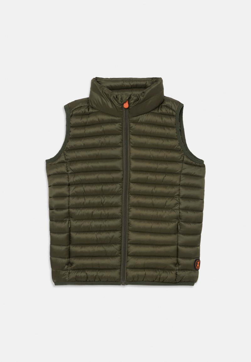 Olivgrüner, gesteppter, ärmelloser Weste mit Frontreißverschluss und hohem Kragen, der mit einem kleinen orangen Reißverschlussanhänger und einem runden Logopatch verziert ist.