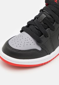 Jordan JORDAN 1 MID UNISEX - Visoke tenisice - black/cement grey/fire red/white