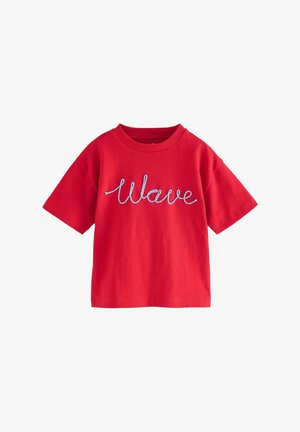 Tricou roșu din bumbac cu mâneci scurte, având pe față textul brodat albastru "Wave". Guler rotund și design relaxat.