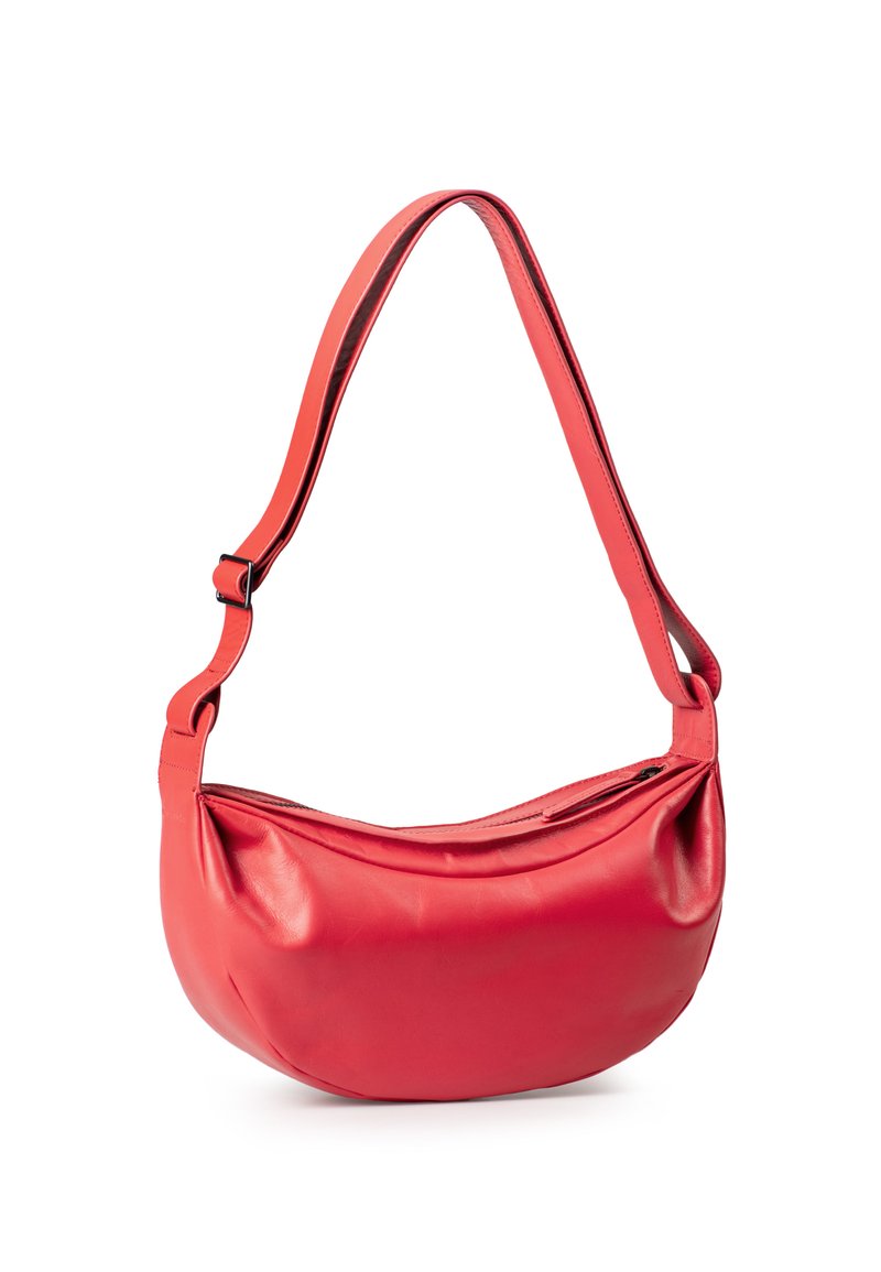 Rote Leder-Schultertasche mit kurviger Form und verstellbarem Tragegurt. Verfügt über einen Reißverschluss und eine glatte Textur.