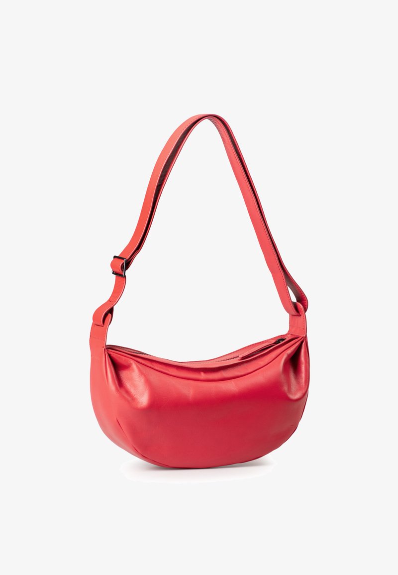 Rote Leder-Schultertasche mit kurviger Form und verstellbarem Tragegurt. Verfügt über einen Reißverschluss und eine glatte Textur.