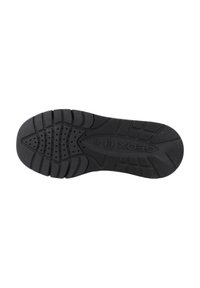 Semelle de chaussure en caoutchouc noir présentant des motifs texturés et des grips surélevés pour une meilleure traction. Comprend des trous de ventilation et une empreinte de logo.