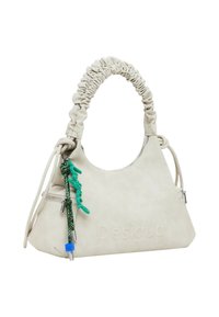 Beige Handtasche aus Kunstleder mit einem gerafften Griff, Reißverschlussdetails und einem grünen Anhänger. Verfügt über ein geprägtes Logo und kontrastierende Hardware-Akzente.